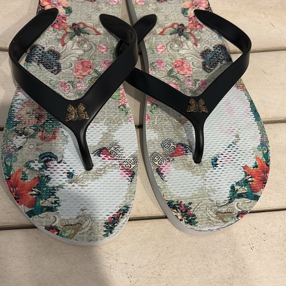 Johnny Was “Holly” Floral Butterfly Flip Flops Sandals Slip On Size 9-10 - Picture 2 of 6